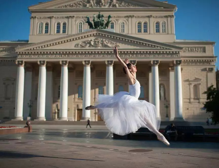 Cost of living in Russia: Entertainment Russian ballet dancer near Bolshoi Theatre in Moscow